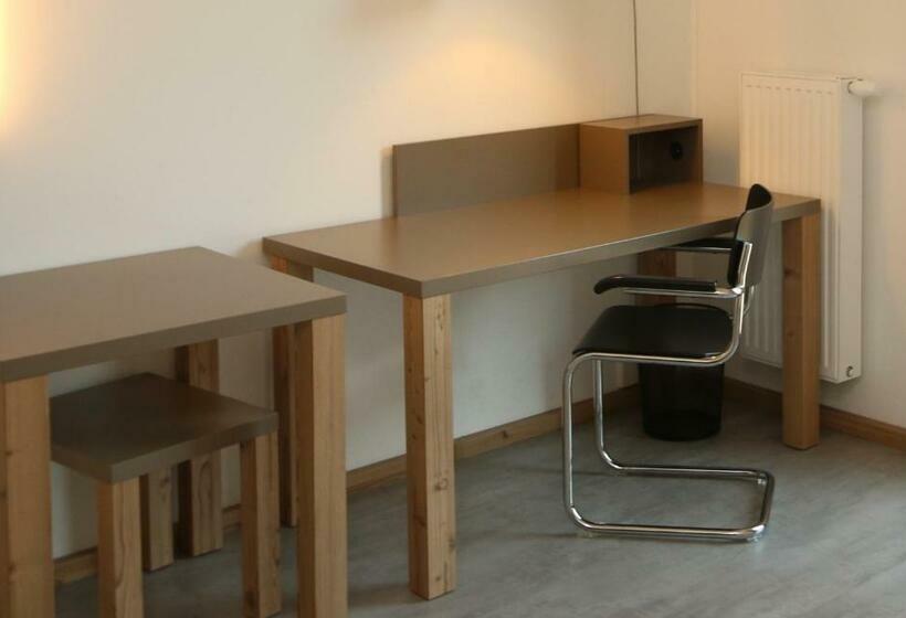 스탠다드 스튜디오, Campus Apartments