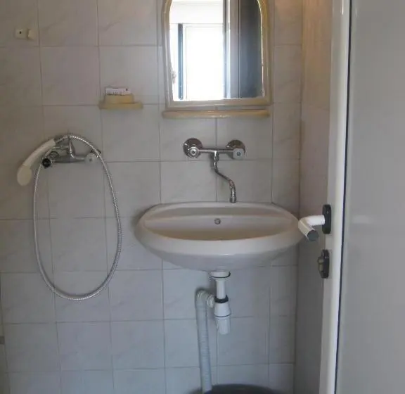 Standard Kolmen Hengen Huone, Eli Guest House