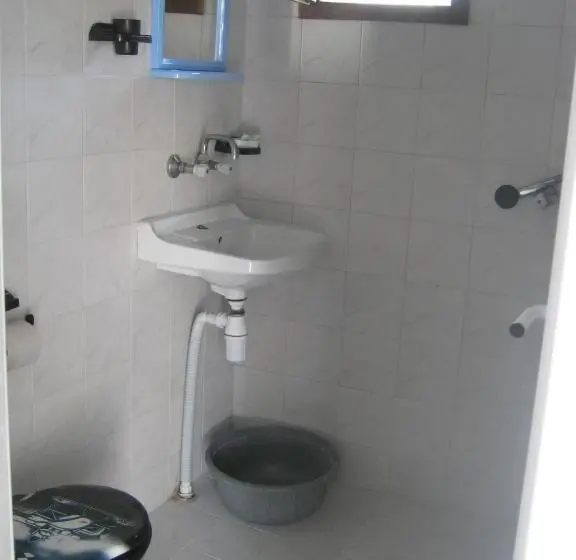 Standard Neljän Hengen Huone, Eli Guest House