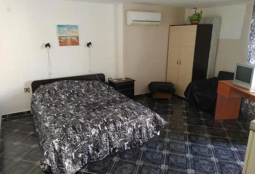 Standard Neljän Hengen Huone, Eli Guest House