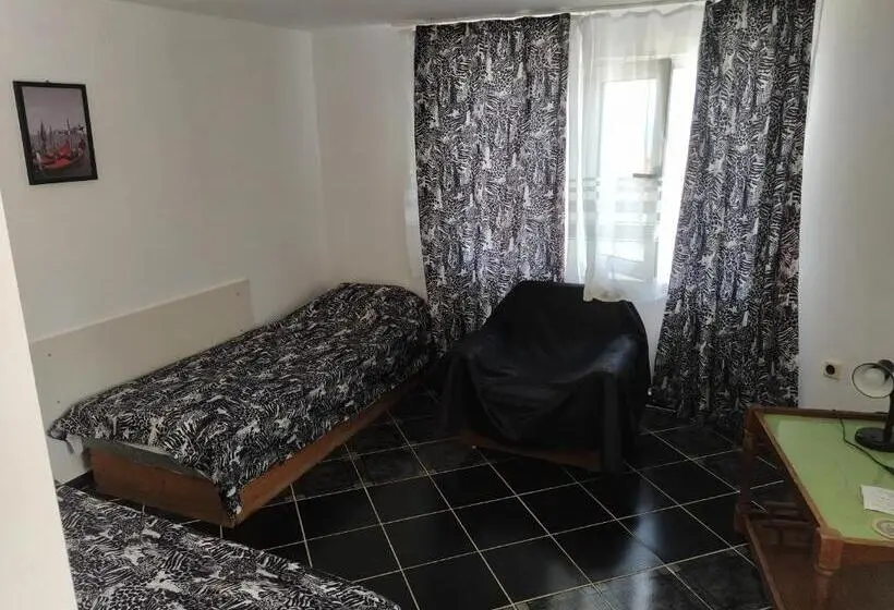 Standard Neljän Hengen Huone, Eli Guest House