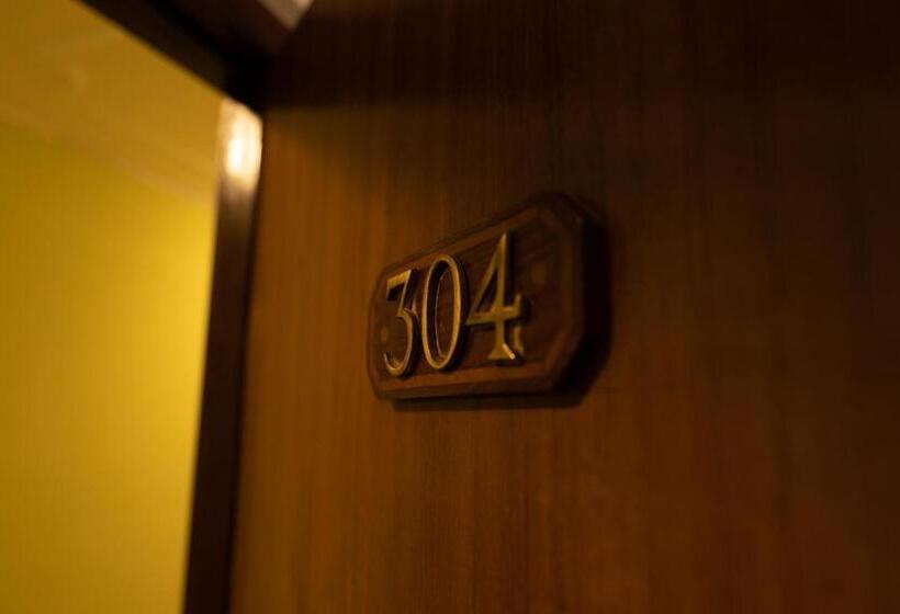 اتاق استاندارد سه نفره, Mystic Homes