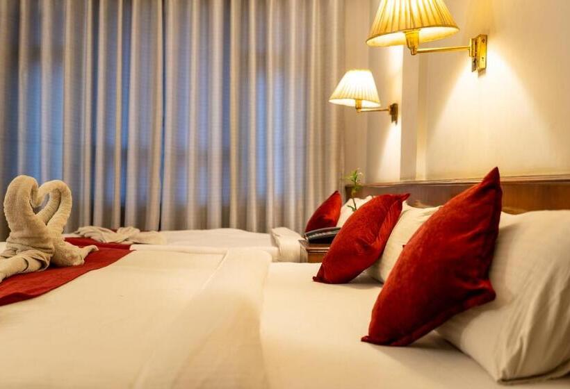 اتاق استاندارد سه نفره, Mystic Homes