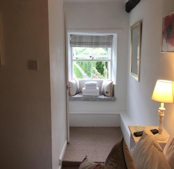 ベーシックルーム, Old School House