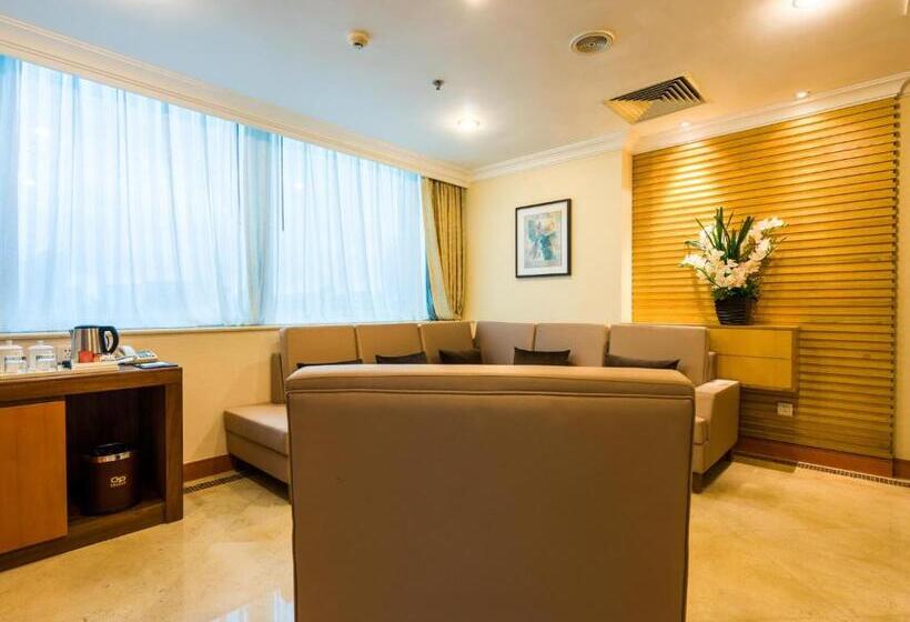 Люкс Deluxe Кровать Кинг, China Mayors Plaza Free Shuttle Between Hotel And Exhibition Center & Exhibitor Registration Count