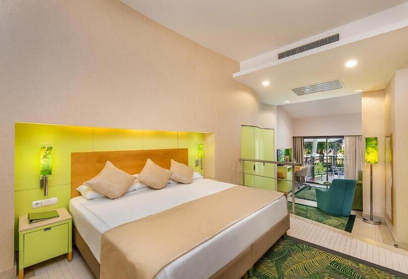 סוויטת ג'וניור, Paloma Sencia