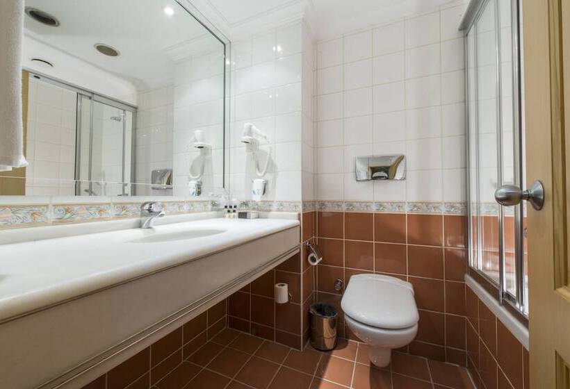 اتاق استاندارد سه نفره, Akar International