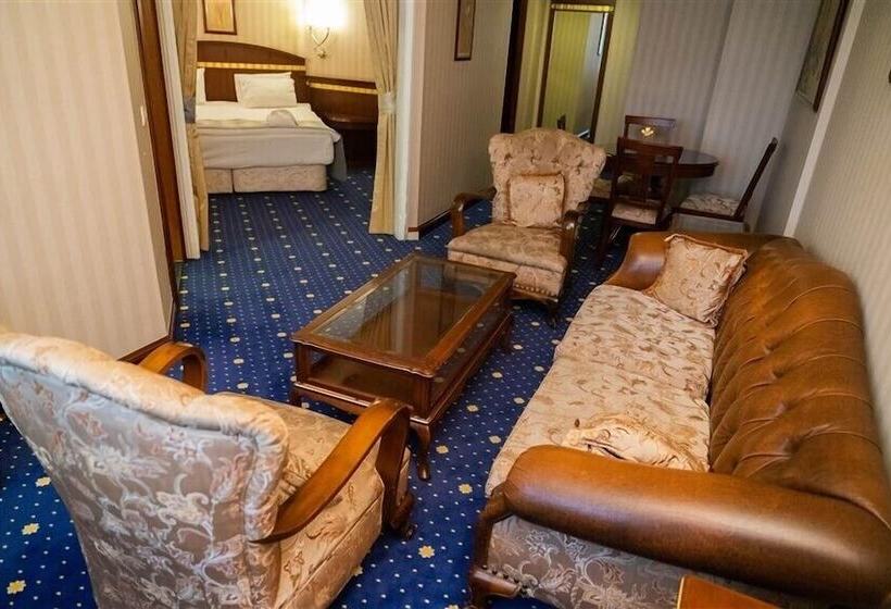 سوییت جونیور, Akar International