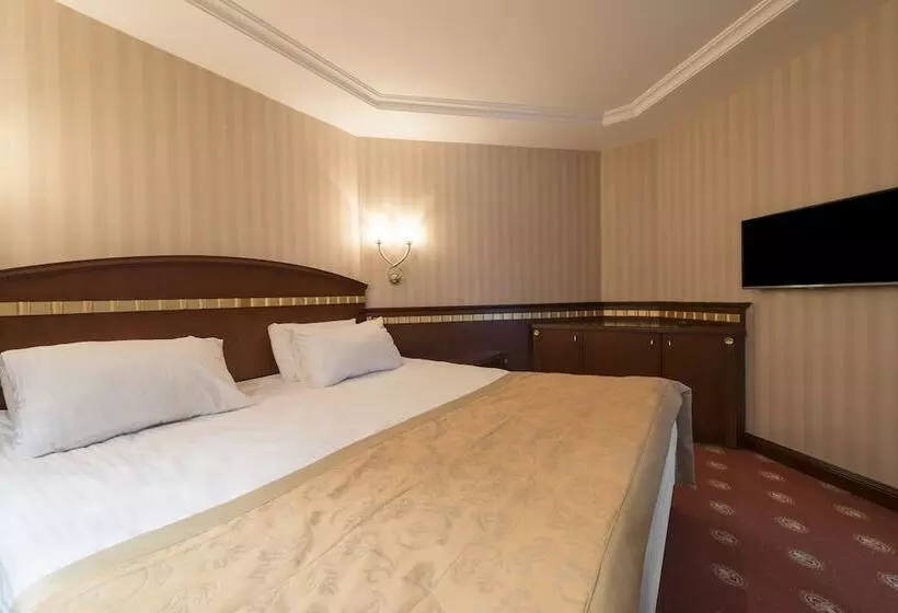 سوییت جونیور, Akar International