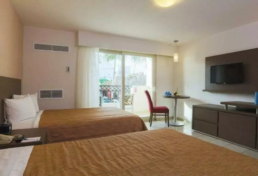 Standard Kolmen Hengen Huone Puutarhanäkymä, Crown Paradise Club All Inclusive