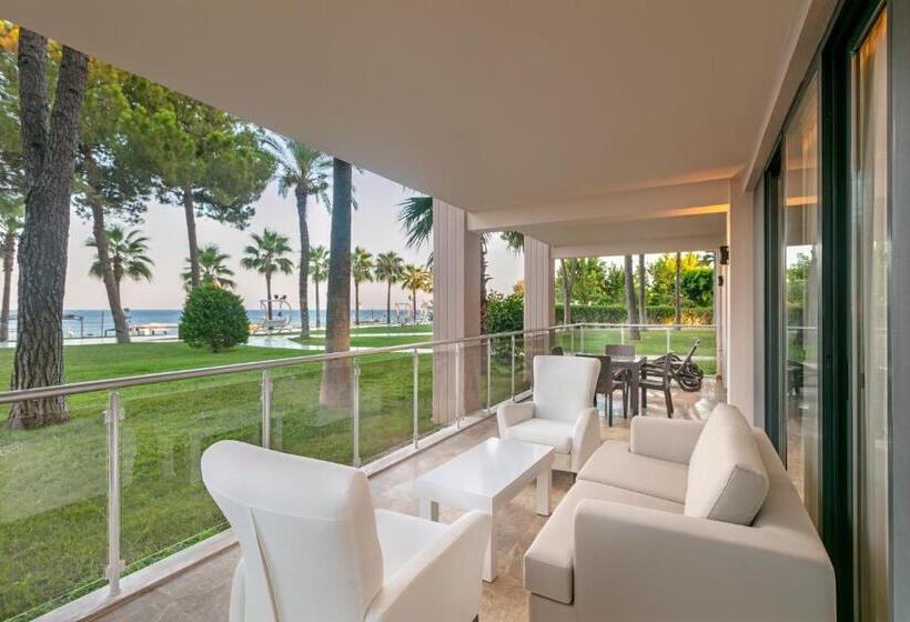 סוויטה עם טרסה, Dobedan World Palace