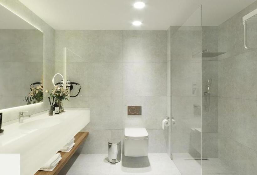 Superior swim-up room, Dobedan World Palace