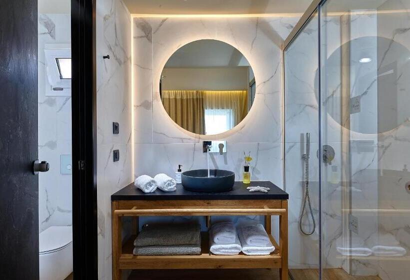 デラックスバンガロー, Marni Village