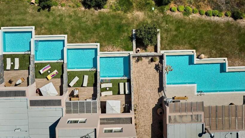 デラックスバンガロー, Marni Village