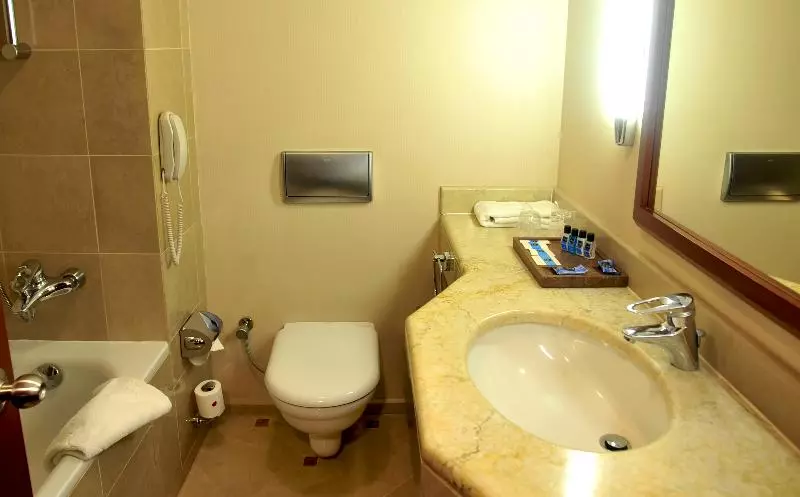 Habitació Deluxe, Midi
