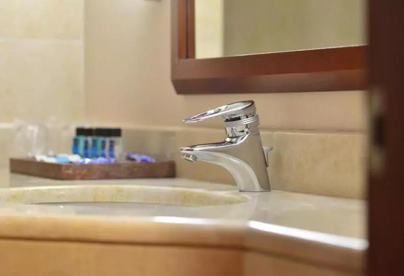 Habitació Deluxe, Midi