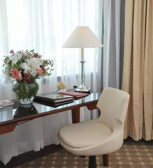 Habitació Deluxe, Midi