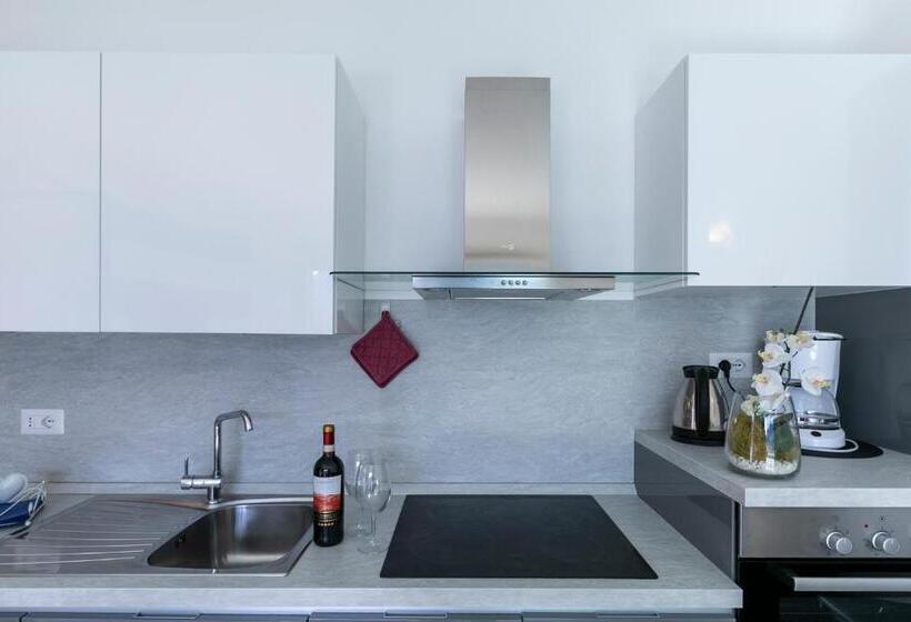 דירת חדר, La Collinetta Apartments