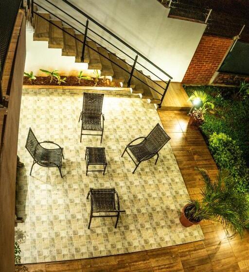 סוויטה דלוקס, Managua Apart