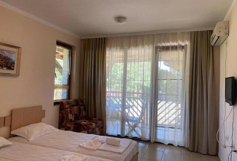 带阳台的三人标准间, Mm Complex