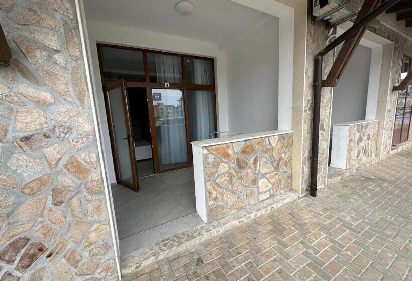 带露台的标准工作室, Mm Complex