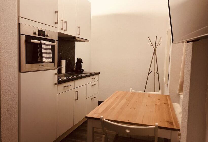 Estudio Familiar, Inside Five
