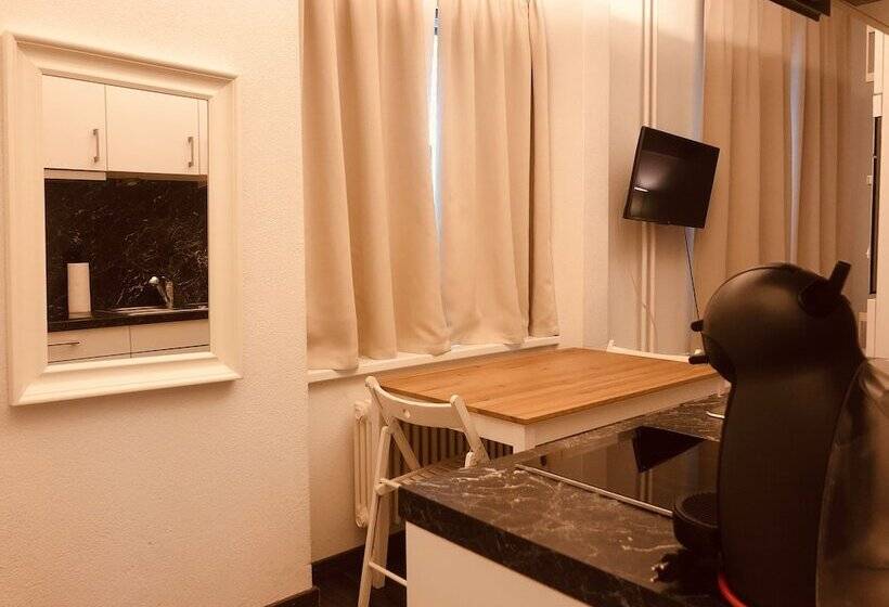 Estudio Familiar, Inside Five