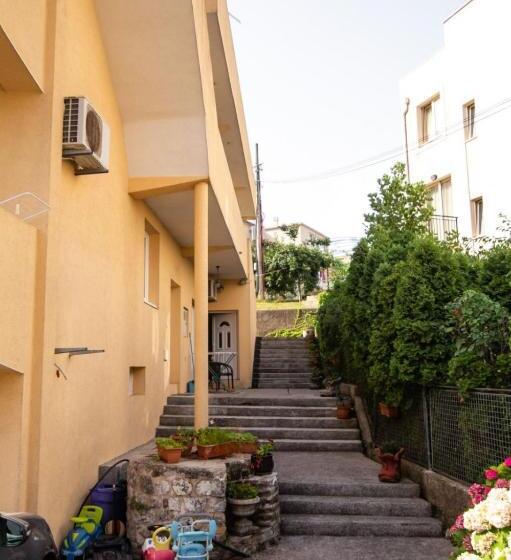 اتاق لوکس, Petrovic Apartmani
