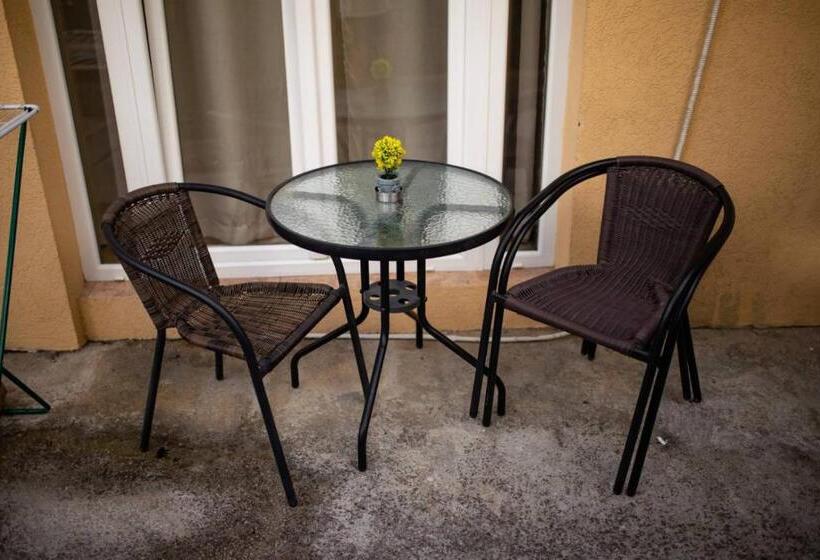 اتاق لوکس, Petrovic Apartmani