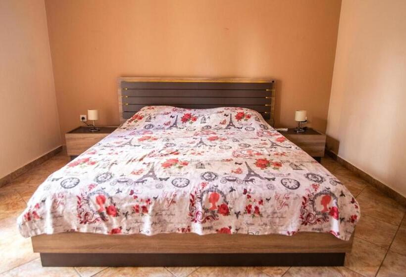 اتاق لوکس, Petrovic Apartmani