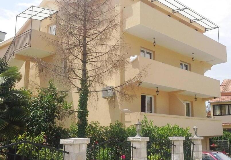 اتاق لوکس, Petrovic Apartmani