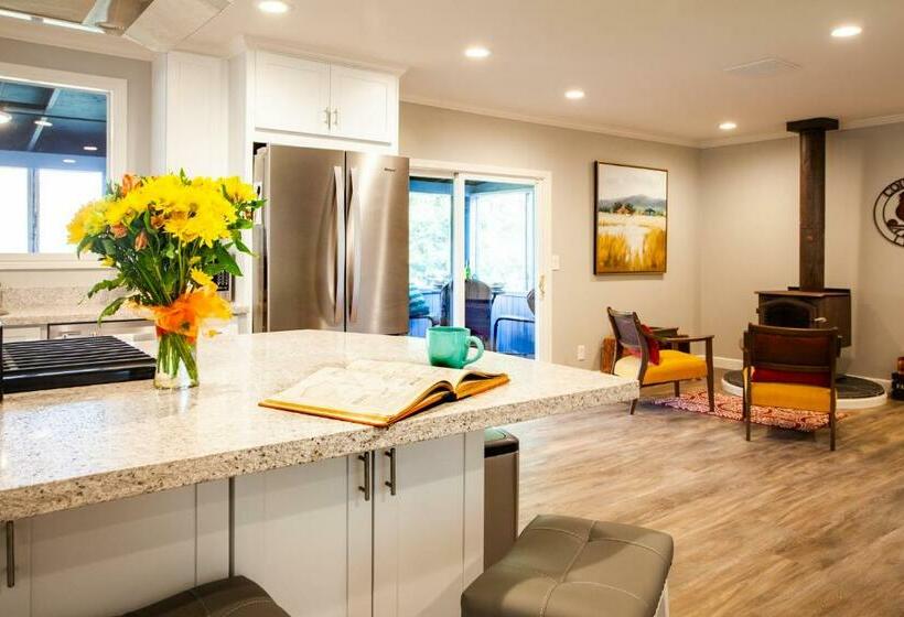 בית, 2 חדרי שינה, Cozy Country Cottage In Sebastopol Cottage