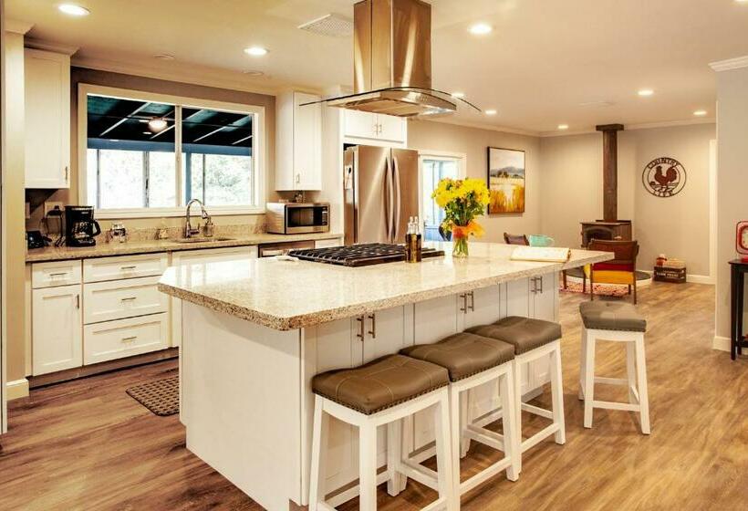 בית, 2 חדרי שינה, Cozy Country Cottage In Sebastopol Cottage