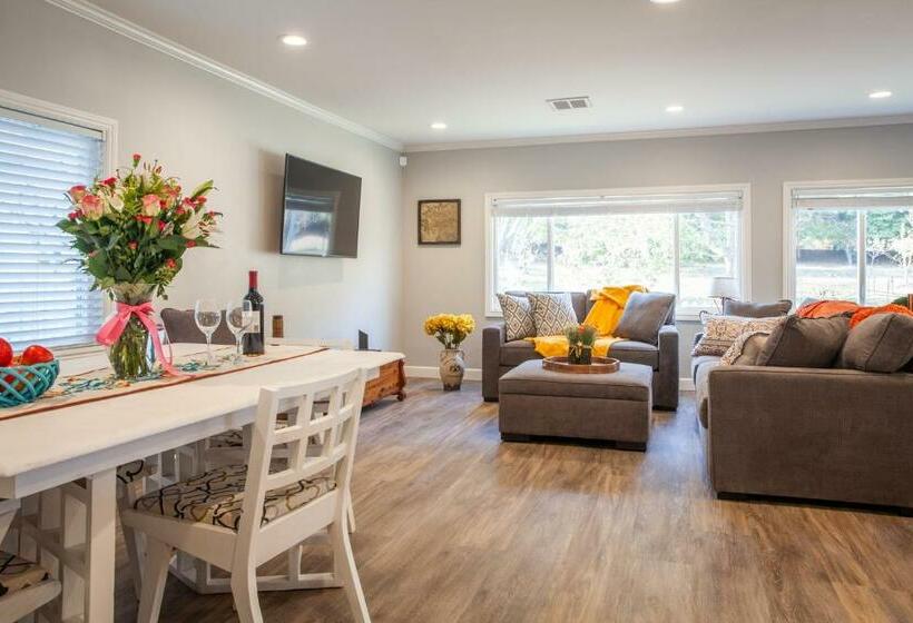 בית, 2 חדרי שינה, Cozy Country Cottage In Sebastopol Cottage