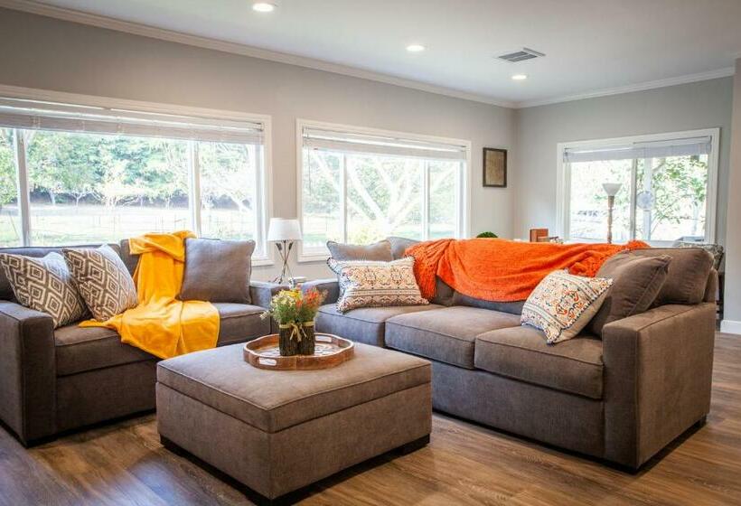 בית, 2 חדרי שינה, Cozy Country Cottage In Sebastopol Cottage