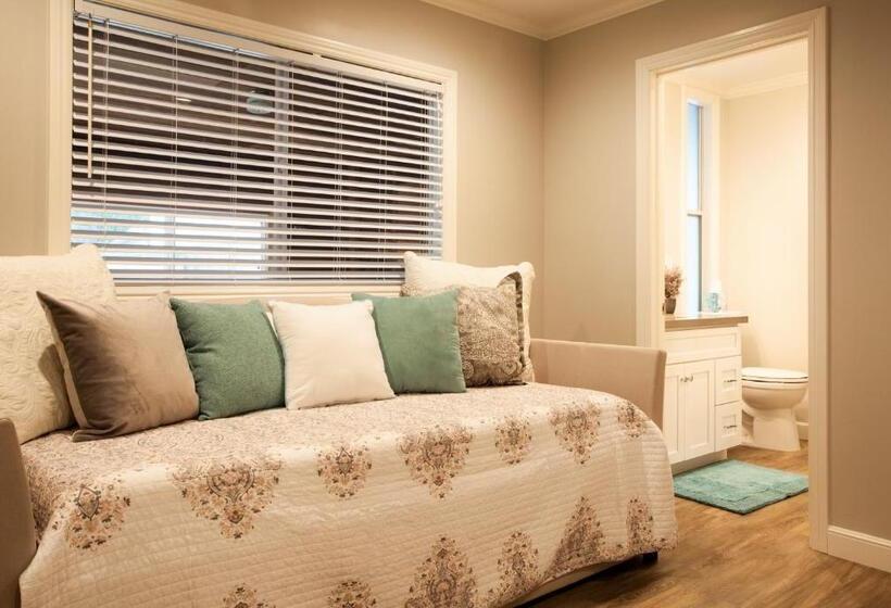 בית, 2 חדרי שינה, Cozy Country Cottage In Sebastopol Cottage