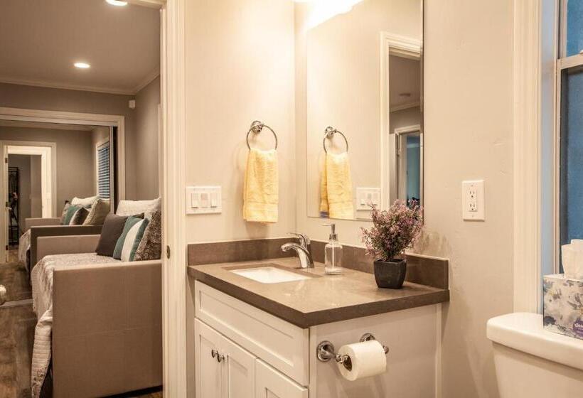 בית, 2 חדרי שינה, Cozy Country Cottage In Sebastopol Cottage