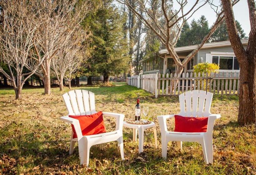 בית, 2 חדרי שינה, Cozy Country Cottage In Sebastopol Cottage