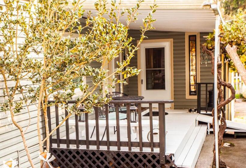 בית, 2 חדרי שינה, Cozy Country Cottage In Sebastopol Cottage