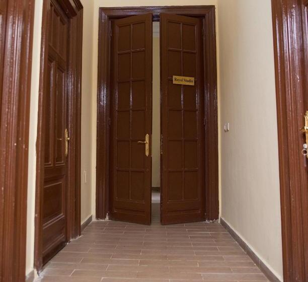 استودیو خانوادگی, New Grand Royal Hotel Cairo