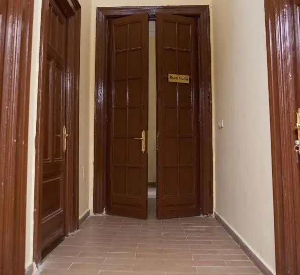 استودیو خانوادگی, New Grand Royal Hotel Cairo