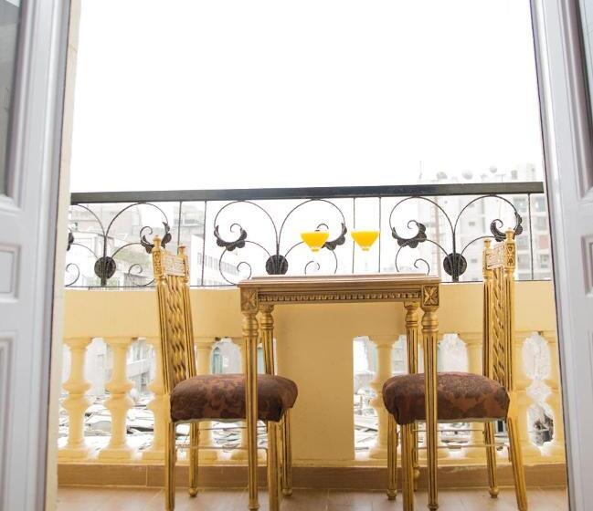 استودیو خانوادگی, New Grand Royal Hotel Cairo