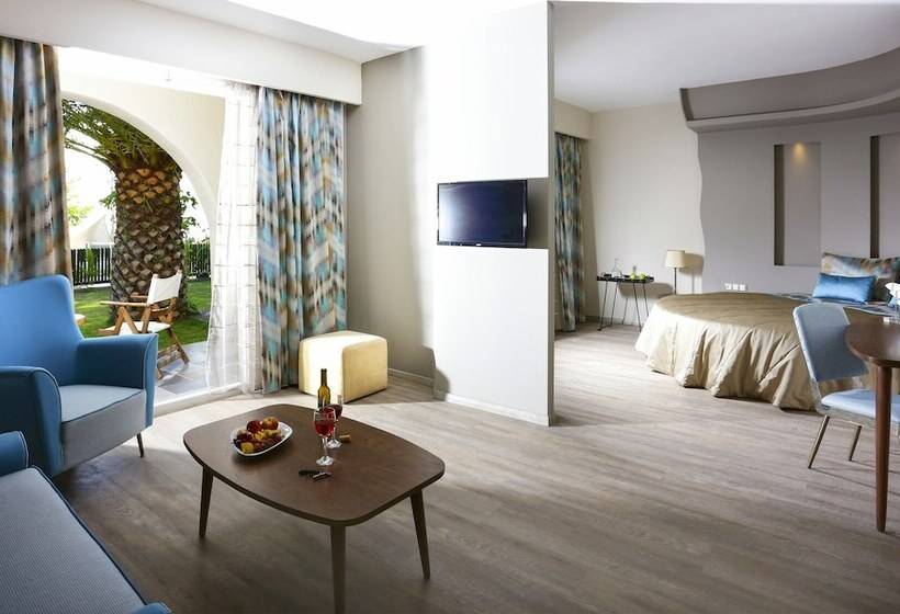 套房配有游泳池, Alexandra Beach Spa Resort