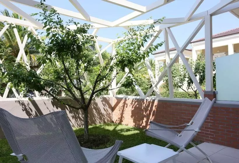 سوییت خانوادگی, Alexandra Beach Spa Resort