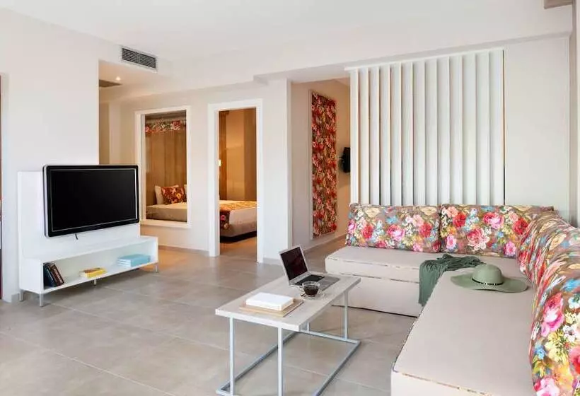 سوییت خانوادگی, Alexandra Beach Spa Resort