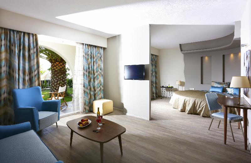 套房配有游泳池, Alexandra Beach Spa Resort