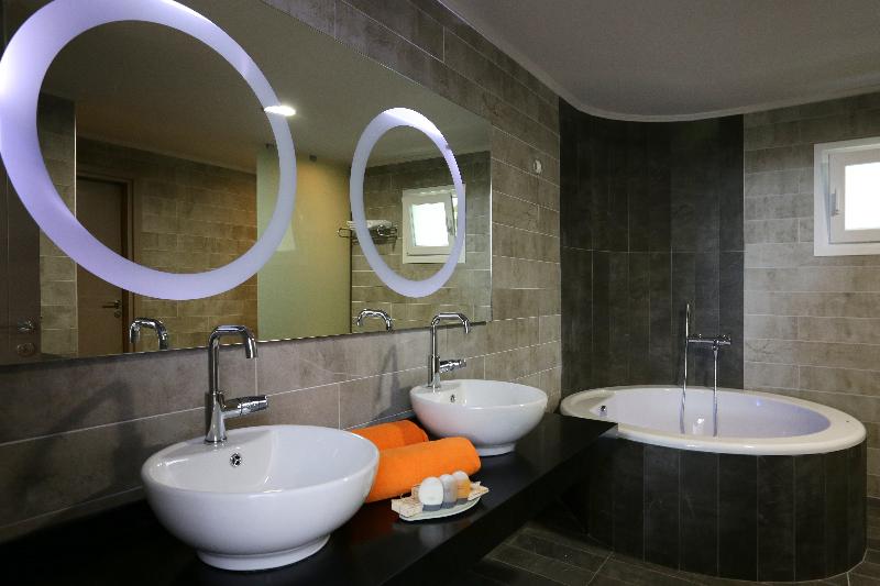 套房配有游泳池, Alexandra Beach Spa Resort