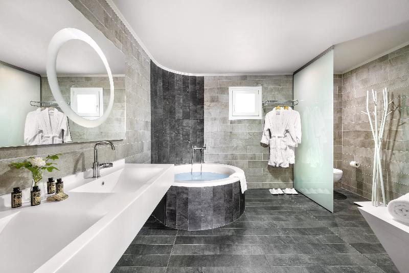 套房配有游泳池, Alexandra Beach Spa Resort