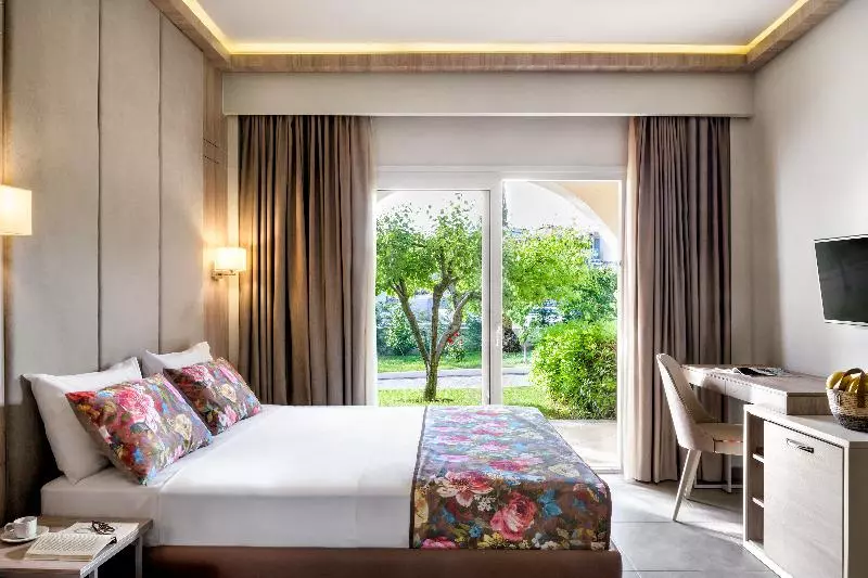اتاق لوکس با چشمانداز باغ, Alexandra Beach Spa Resort