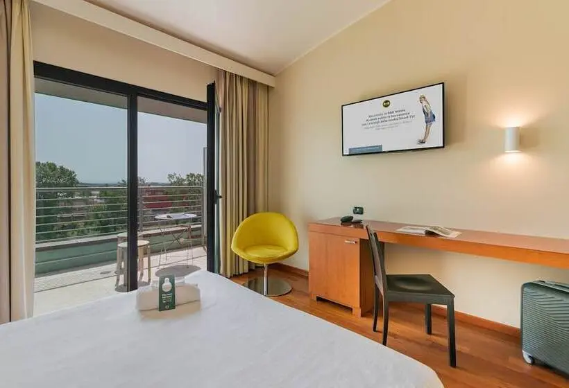 اتاق استاندارد با تراس, B&B HOTEL Pisa Airport